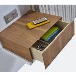 Mesita ATLANTA y panel PISA flotante dormitorio moderno chapa natural y laca