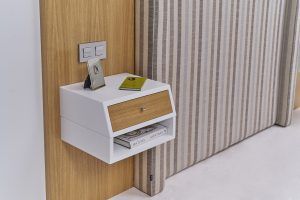 mesita noche moderna flotante polar laca chapa natural dormitorio