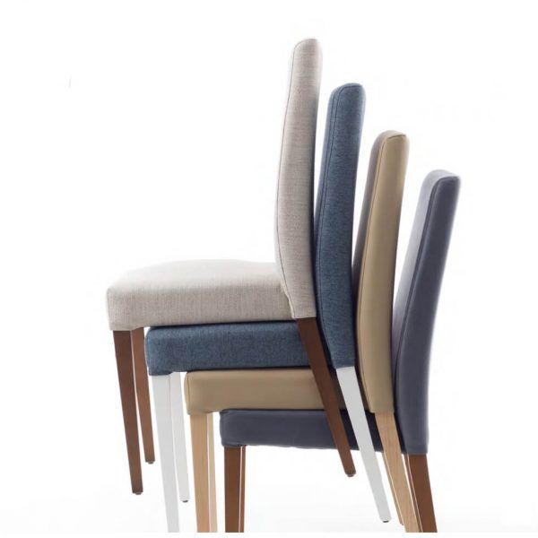 Silla tapizada GILDA moderna con patas en madera de haya