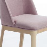 Silla moderna tapizada KALI con patas en madera de haya