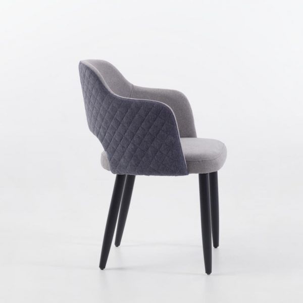 Silla moderna NORI tapizada con patas en madera y forma cónica