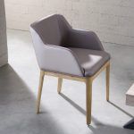 Sillón moderno KALI tapizado con patas en madera de haya