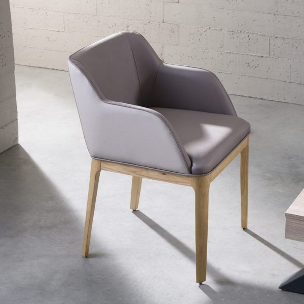 Sillón moderno KALI tapizado con patas en madera de haya