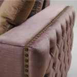 Detalle brazo sofa clasico CINTA capitone y tachuelas salon