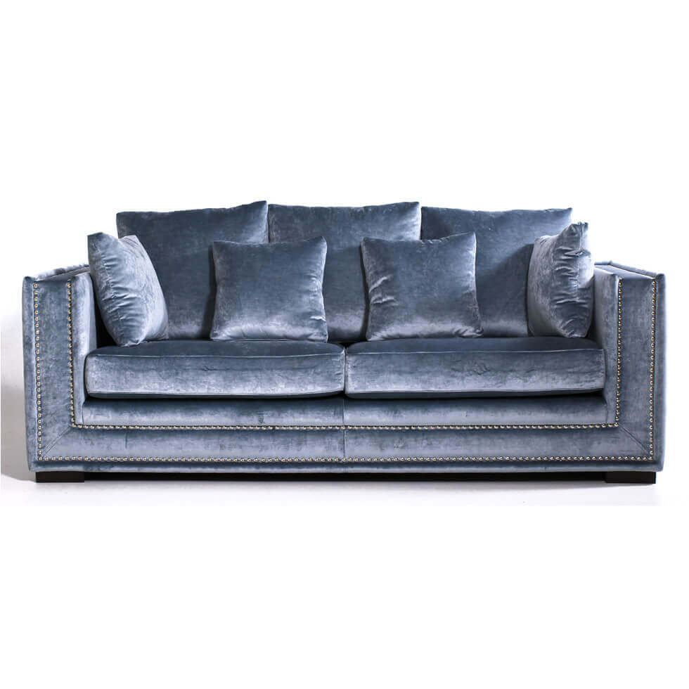 Sofá modelo TRUMAN clásico tapizado con patas madera Sofa TRUMAN salon clasico tapizado tachuelas y patas madera