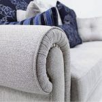 Detalle sofa clasico VOLGA salon comedor brazo tapizado y tachuelas