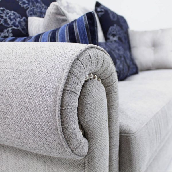 Detalle sofa clasico VOLGA salon comedor brazo tapizado y tachuelas