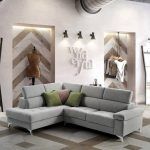 Sofa Chaiselongue ABRIL ambiente salon moderno patas acero