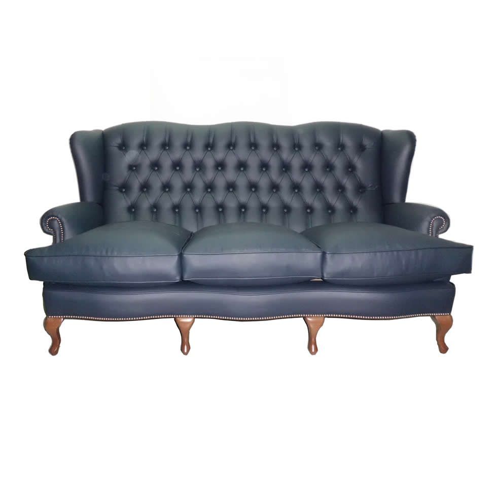 Sofá clásico Lyra capitoné patas madera piel Sofa clasico LYRA capitone con tachuelas 3 plazas patas madera