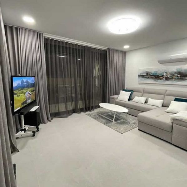 Sofá chaiselongue mesa centro ovalada Spool moderno
