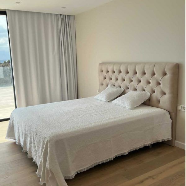 ambiente dormitorio matrimonio moderno cabezal capitone descanso