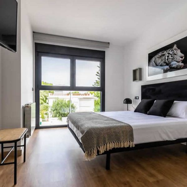 Dormitorio matrimonio moderno cabezal base tapizada