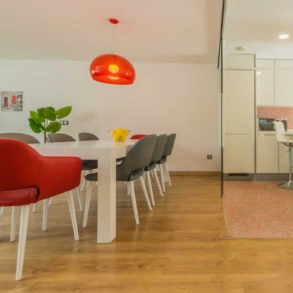 Ambiente cocina comedor moderno mesa Mega laca blanco