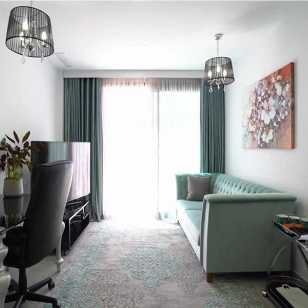 Ambirente salon modernos mesa despacho Retto Glas y sofa cama capitone
