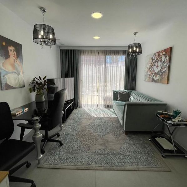 Ambientes salon moderno mesa despacho Retto Glass y sofa cama capitone