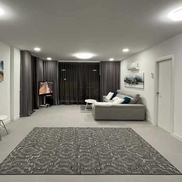 Mesa centro ovalada Spool y sofá chaiselongue moderno