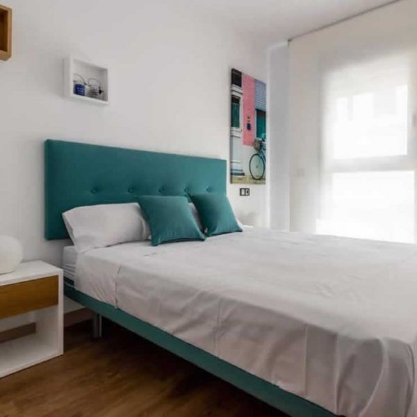 Dormitorio matrimonio moderno cabezal y base tapizada mesitas laca y chapa natural