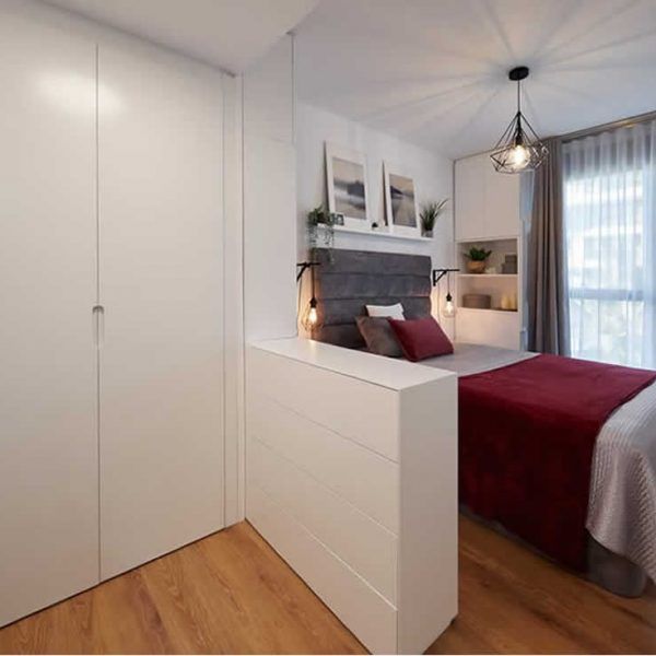 ambiente dormitorio matrimonio moderno muebles a media cabezal tapizado