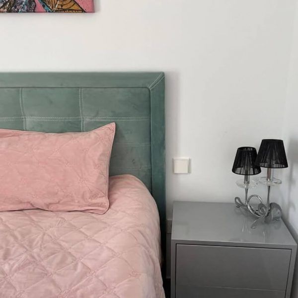 Cabezal tapizado acolchado moderno y mesita noche laca dormitorio matrimonio