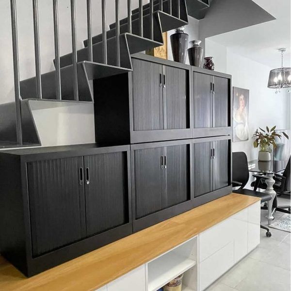Mueble especial moderno bajo escalera apertura push chapa natural y laca