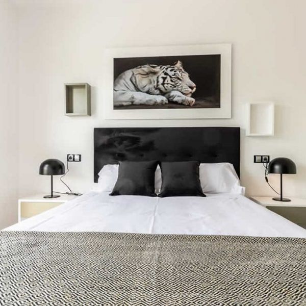 Dormitorio matrimonio modern cabezal tapizado mesita Kansas
