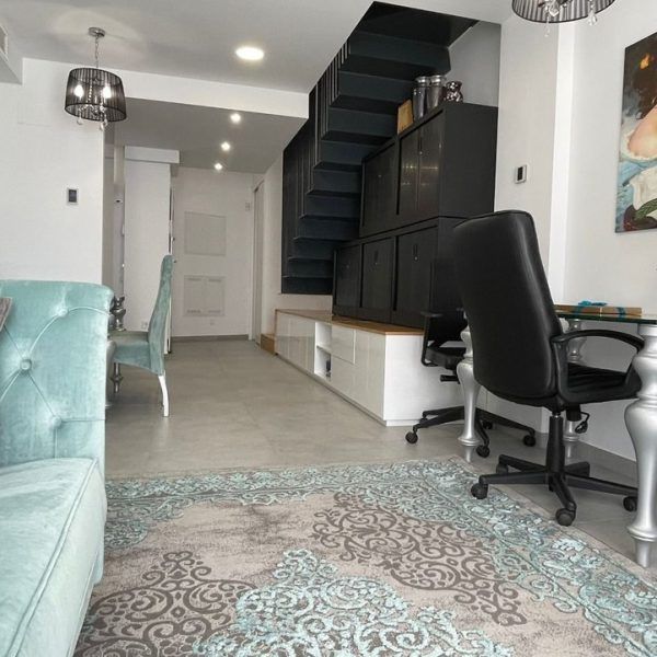 Detalle muebles modernos fabricados a medida mesa escritorio