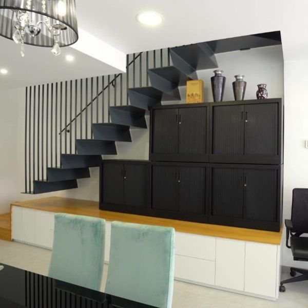 Mueble a medida especial chapa natural y roble bajada escalera