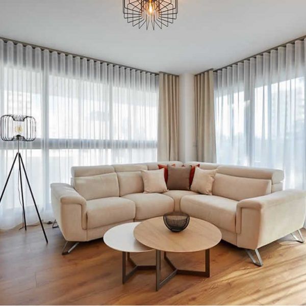 sofa rinconera moderno patas acero y mesa nido redonda ambiente salon
